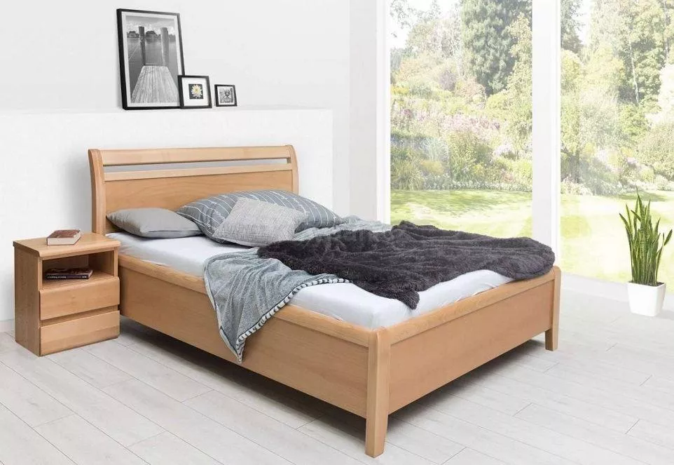 Dřevěná postel z masivu Darina