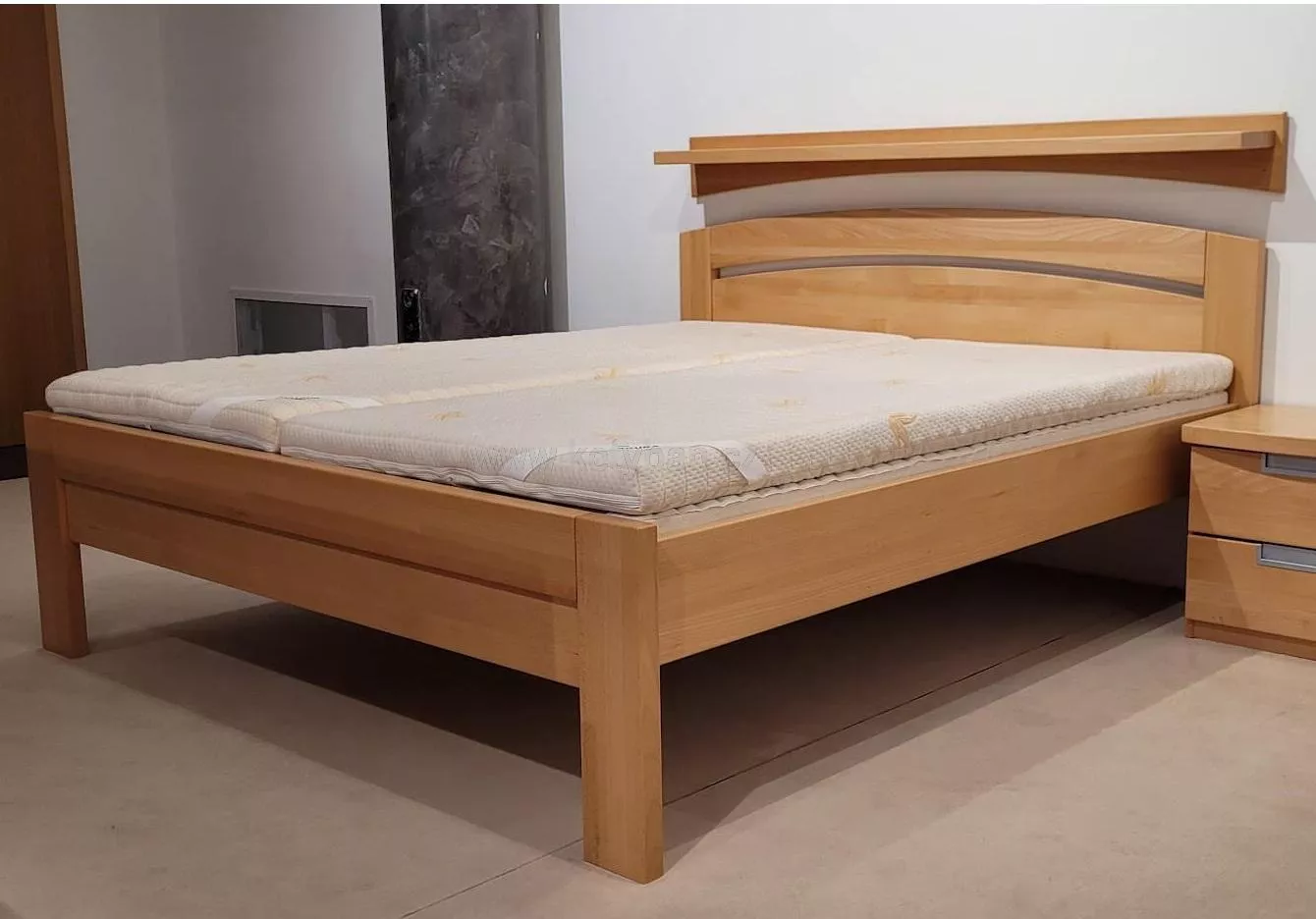 Dřevěná postel z masivu Michaela plus s rovným čelem