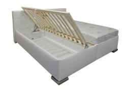 Rošt z masivního dřeva ? pevně spojený s postelí s možností nastavení tuhosti. Nosnost 120 kg. Úložný prostor přístupný z boku postele.
